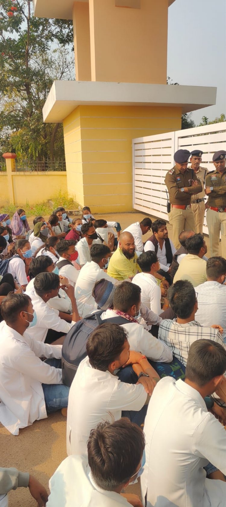  *प्रदर्शन से पूरी हुई मांग निःशुल्क हुई प्रैक्टिकल फीस,और एग्जाम फीस की शुल्क में संशोधन का दिया आश्वासन* 