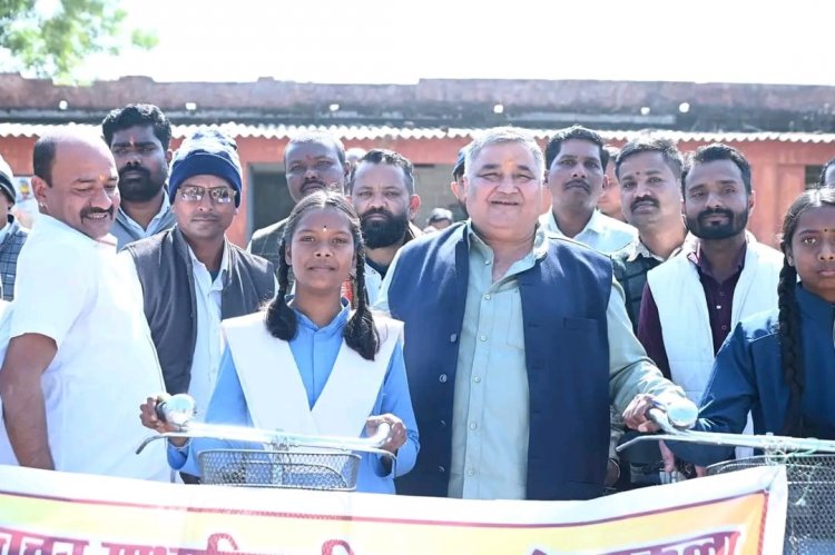 पर्यटन व संस्कृति मंत्री ने मेंड्रॉकला विद्यालय में छात्राओं को वितरित की साइकिल