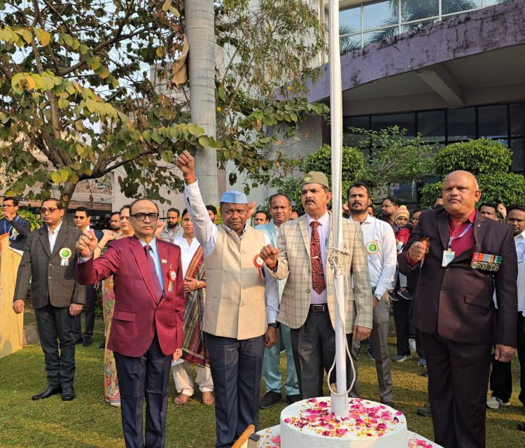 सिम्स बिलासपुर में शान से लहराया तिरंगा: अधिष्ठाता डॉ. रमणेश मूर्ति ने किया ध्वजारोहण