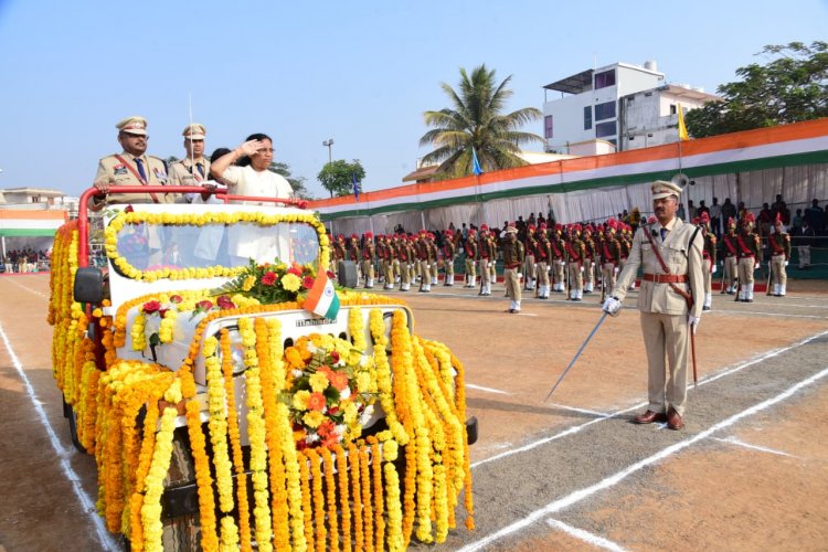 कोंडागांव विधायक सुश्री लता उसेंडी ने राष्ट्रीय ध्वज फहराया और परेड की सलामी ली।