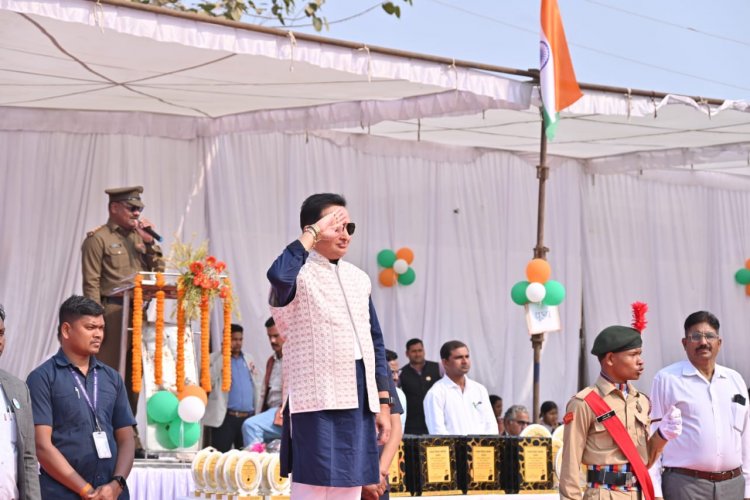 बसना में हर्षोल्लास के साथ मनाया गया 77वा गणतंत्र दिवस:विधायक डॉ संपत अग्रवाल ने फहराया तिरंगा,परेड की ली सलामी