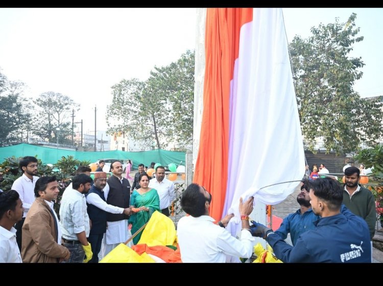 77वें गणतंत्र दिवस पर महापौर मीनल चौबे ने तेलीबाँधा तालाब मरीन ड्राइव पर 82मीटर ऊँचे फ्लैग पोस्ट पर फहराया राष्ट्रध्वज तिरंगा