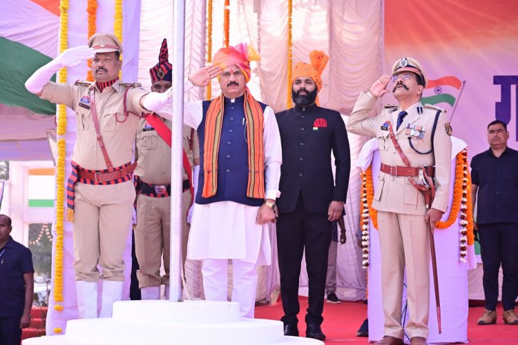 स्वास्थ्य मंत्री श्याम बिहारी जायसवाल ने फहराया राष्ट्रीय ध्वज