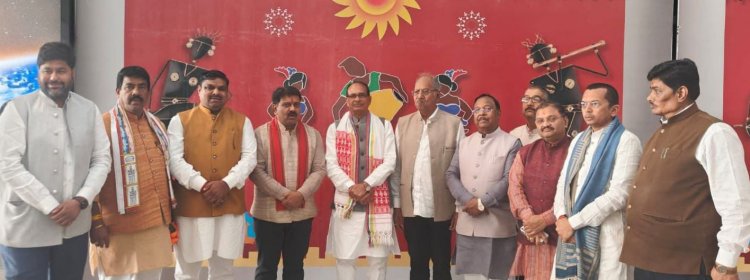 शिवराज सिंह चौहान के रायपुर (स्वामी विवेकानंद हवाई अड्डा) पहुँचने पर बीजेपी नेताओं और कार्यकर्ताओं ने जोरदार स्वागत किया।