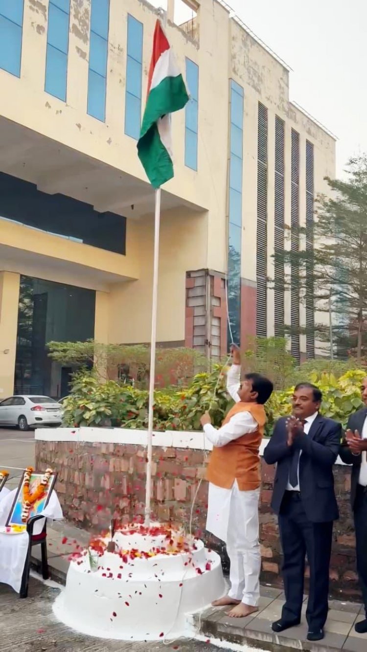 गणतंत्र दिवस के अवसर पर नागरिक आपूर्ति निगम के प्रधान कार्यालय में नान के अध्यक्ष संजय श्रीवास्तव ने किया ध्वजारोहण