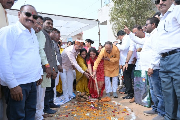 ग्रामीण विधायक मोतीलाल साहू ग्रामीण विधानसभा क्षेत्र के विकास पुरुष हैँ, हर वार्ड में वे एक करोड़ से अधिक के नए विकास कार्य जनता हेतु करवा रहे हैँ- सभापति सूर्यकान्त राठौड़