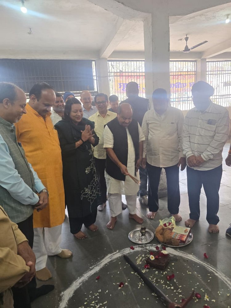 रायपुर उत्तर विधायक पुरंदर मिश्रा ने सभापति सूर्यकान्त राठौड़, वार्ड पार्षद श्रीमती कृतिका जैन सहित नगर निगम जोन 2 के वार्ड 28 में नेहरू सांस्कृतिक भवन में 13 लाख का नवीन शेड शीघ्र बनाने किया भूमिपूजन