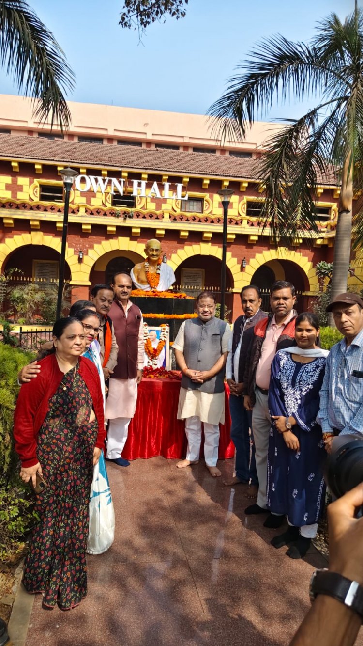 निर्वाण दिवस पर महात्मा गाँधी को मूर्ति स्थल पर सभापति सूर्यकान्त राठौड़, संस्कृति विभाग अध्यक्ष अमर गिदवानी, राजस्व विभाग अध्यक्ष अवतार भारती बागल ने किया सादर नमन