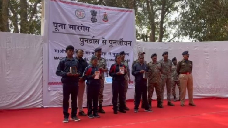 Breaking : सुकमा में आतंक को झटका, 8 लाख के इनामी 4 माओवादी कैडर ने किया सरेंडर