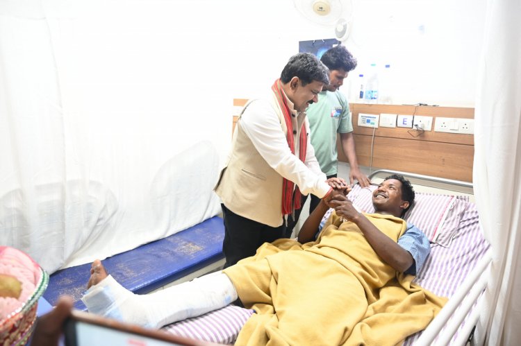  उपमुख्यमंत्री  विजय शर्मा ने आईईडी ब्लास्ट में घायल जवानों से अस्पताल में की मुलाकात