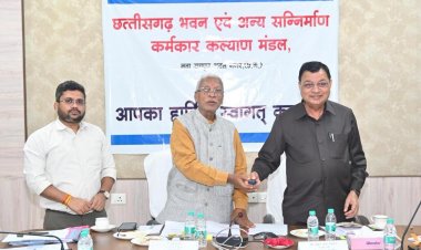 विष्णुदेव सरकार का श्रमिकों को तोहफा - श्रम मंत्री  लखन लाल देवांगन और बीओसी अध्यक्ष श्री रामप्रताप सिंह ने बटन दबाकर 9328 श्रमिकों के खाते में 18.23 करोड़ की राशि की अंतरित