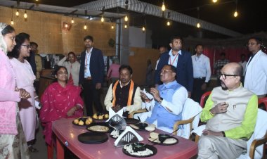 कोंडागांव के मोर सुआद-दीदी की रसोई” में पारंपरिक व्यंजनों का चखा स्वाद