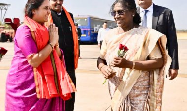 राष्ट्रपति श्रीमती द्रोपदी मुर्मूजी का स्वामी विवेकानंद एयरपोर्ट पर रायपुर महापौर मीनल चौबे ने बुके प्रदत्त कर किया आत्मीय स्वागत0