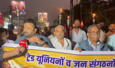 समर्थन में श्रमिकों व कर्मचारियों ने मशाल रैली निकाली 