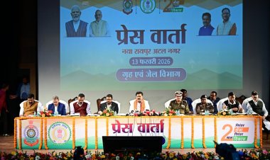 गृह, जेल मंत्री विजय शर्मा की आज छत्तीसगढ संवाद नवा रायपुर के ऑडिटोरियम में पत्रकारों से चर्चा करते हुए