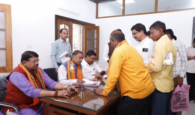 मंत्री श्री कश्यप ने कार्यकर्ताओं के आवेदनों का निराकरण करते हुए कहा कि सहयोग केंद्र के माध्यम से कार्यकर्ताओं के आवेदनों का निराकरण लगातार किया जा रहा है।