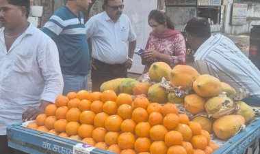 फल, अंडा ठेला संचालकों पर 1200 रू. जुर्माना किया