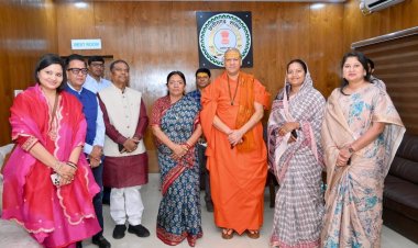 श्रीमती लक्ष्मी राजवाड़े ने निरंजनी पीठाधीश्वर स्वामी कैलाशानंद गिरी जी महाराज से लिया आशीर्वाद