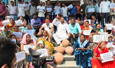 पीने का पानी नहीं मिल पाया नेता प्रतिपक्ष आकाश तिवारी ने मटका फोड़ विरोध जताया