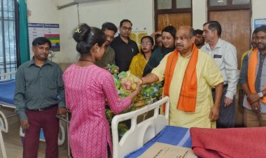 उत्तर विधानसभा क्षेत्र के विधायक  पुरंदर मिश्रा के नेतृत्व में मुख्यमंत्री के जन्मदिवस पर सेवा कार्य, पंडरी जिला अस्पताल में फल वितरण