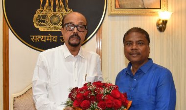 राज्यपाल श्री रमेन डेका से वन मंत्री श्री कश्यप ने भेंट की