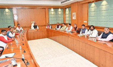 मुख्यमंत्री  विष्णु देव साय की अध्यक्षता में आज यहाँ विधानसभा परिसर स्थित सभाकक्ष में मंत्री परिषद की बैठक शुरू