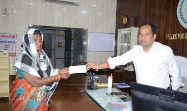 कलेक्टर ने 5000 की आर्थिक सहायता प्रदान की