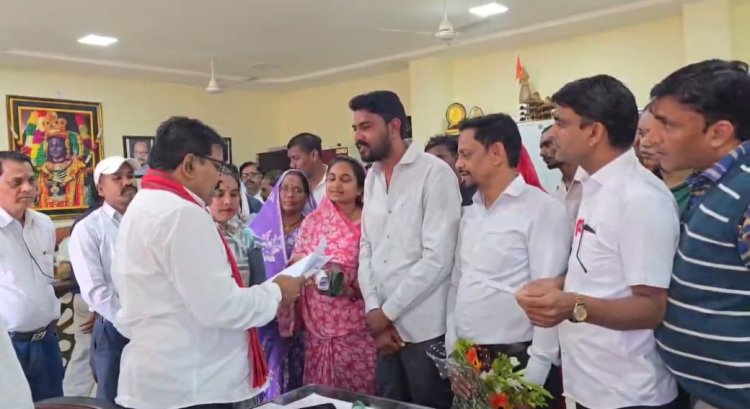 उपमुख्यमंत्री  विजय शर्मा ने विधायक कार्यालय में लोगों से की मुलाकात