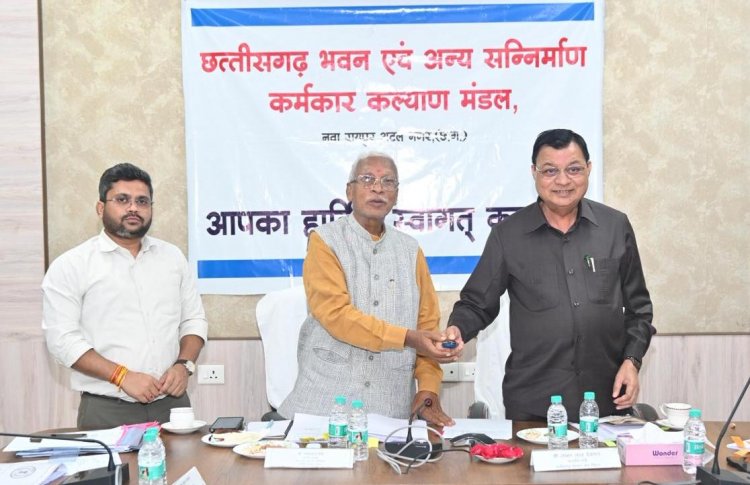 विष्णुदेव सरकार का श्रमिकों को तोहफा - श्रम मंत्री  लखन लाल देवांगन और बीओसी अध्यक्ष श्री रामप्रताप सिंह ने बटन दबाकर 9328 श्रमिकों के खाते में 18.23 करोड़ की राशि की अंतरित