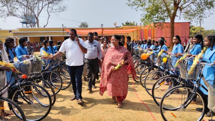 विधायक ने ग्राम किबई बालेंगा में 64 छात्राओं को बांटे निःशुल्क सायकल