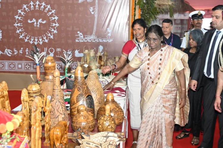 जनजातीय परंपराओं और संस्कृति पर आधारित भव्य प्रदर्शनी का राष्ट्रपति