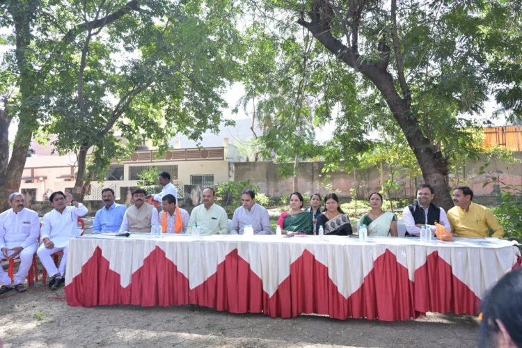 डीडी नगर में शीघ्र सुन्दर विकसित उद्यानो की सौगात नागरिको को देने पश्चिम विधायक राजेश मूणत और महापौर मीनल चौबे ने सभापति, एमआईसी सदस्यो, जोन अध्यक्ष, पार्षद, गणमान्यजनों आमजनों सहित किया भूमिपूजन