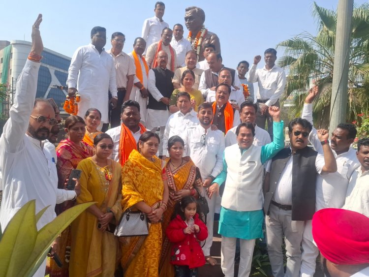 विधायक  सुनील सोनी  ने एकात्म मानववाद के प्रणेता, हमारे पथ-प्रदर्शक, भारतीय जनसंघ के संस्थापक सदस्य श्रद्धेय पंडित दीनदयाल उपाध्याय जी की पुण्यतिथि पर आज उनकी प्रतिमा पर पुष्प अर्पित कर उन्हें नमन किया।