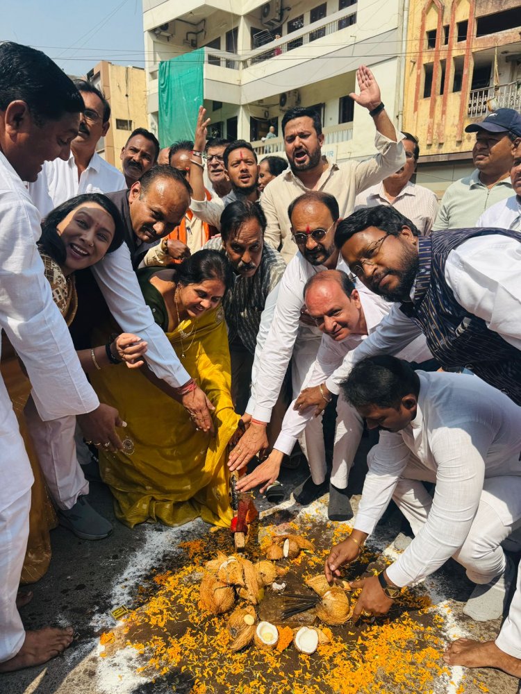 रायपुर उत्तर विधानसभा के वार्डो में पार्षदो की अनुशंसा से 15 वें वित्त आयोग मद से ढाई करोड़ में सड़क डामरीकरण के नये विकास कार्य शीघ्र करवाकर मार्गो को यातायात हेतु सुगम और सुव्यवस्थित स्वरूप देने का कार्य