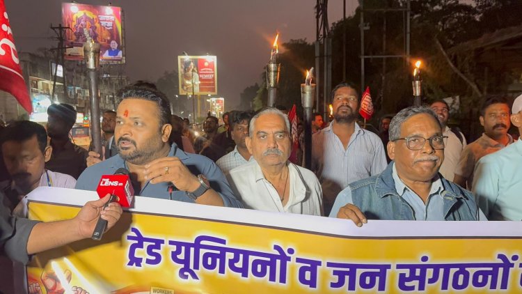 समर्थन में श्रमिकों व कर्मचारियों ने मशाल रैली निकाली 