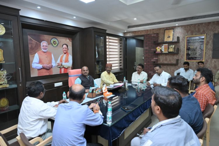 गंदा पानी की समस्या और पाईप लाईन लीकेज सुधार कार्य प्राथमिकता से करने नालियों से जा रही पाईप लाईनो को ट्रेस करके अविलंब शिफ्टिंग कार्य करने के निर्देश