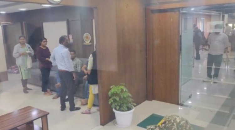 Breaking : कोल कारोबारी के फिल ग्रुप पर आईटी की दबिश, गाड़ियों पर लगा था SIR का स्टीकर, अंदर बैठे थे IT अफसर