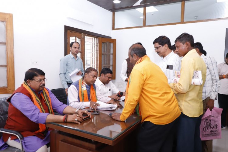 मंत्री श्री कश्यप ने कार्यकर्ताओं के आवेदनों का निराकरण करते हुए कहा कि सहयोग केंद्र के माध्यम से कार्यकर्ताओं के आवेदनों का निराकरण लगातार किया जा रहा है।