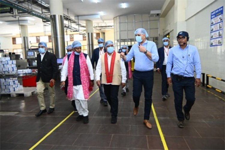 उपमुख्यमंत्री विजय शर्मा एवं वन मंत्री केदार कश्यप ने पशुपालकों एवं बिहान दीदियों के साथ किया आधुनिक डेयरियों का भ्रमण