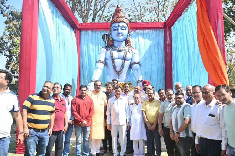 18 फीट ऊंचे शिव प्रतिमा का उद्योग मंत्री  लखन लाल देवांगन ने पूजन अर्चना कर किया अनावरण, विभिन्न धार्मिक अनुष्ठानों में हुए सम्मिलित