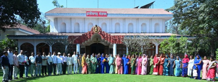 राज्यपाल के गोद ग्राम टेमरी के ग्रामीणों ने किया लोकभवन का भ्रमण