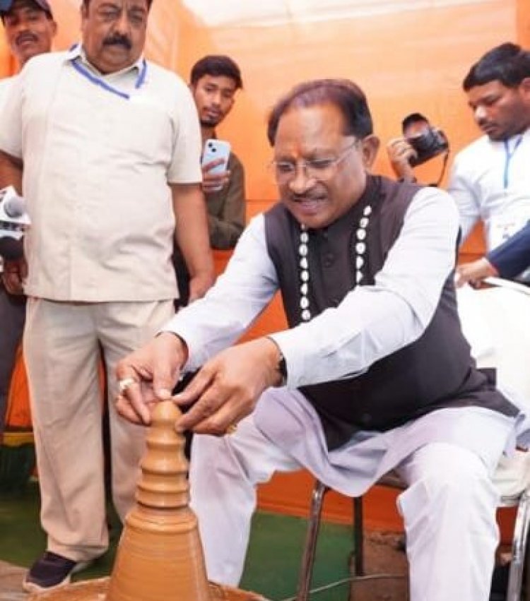 मुख्यमंत्री साय ने कुम्हार के चाक पर गढ़ा दीया, पारंपरिक शिल्पकारों से किया आत्मीय संवाद