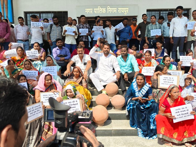 पीने का पानी नहीं मिल पाया नेता प्रतिपक्ष आकाश तिवारी ने मटका फोड़ विरोध जताया