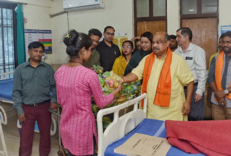 उत्तर विधानसभा क्षेत्र के विधायक  पुरंदर मिश्रा के नेतृत्व में मुख्यमंत्री के जन्मदिवस पर सेवा कार्य, पंडरी जिला अस्पताल में फल वितरण