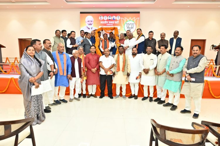 भाजपा विधायक दल की बैठक में मुख्यमंत्री  विष्णुदेव साय को जन्मदिन की बधाई