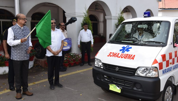 राज्यपाल श्री डेका ने निरामय आरोग्य संस्थान को सौंपी एम्बुलेंस की चाबी