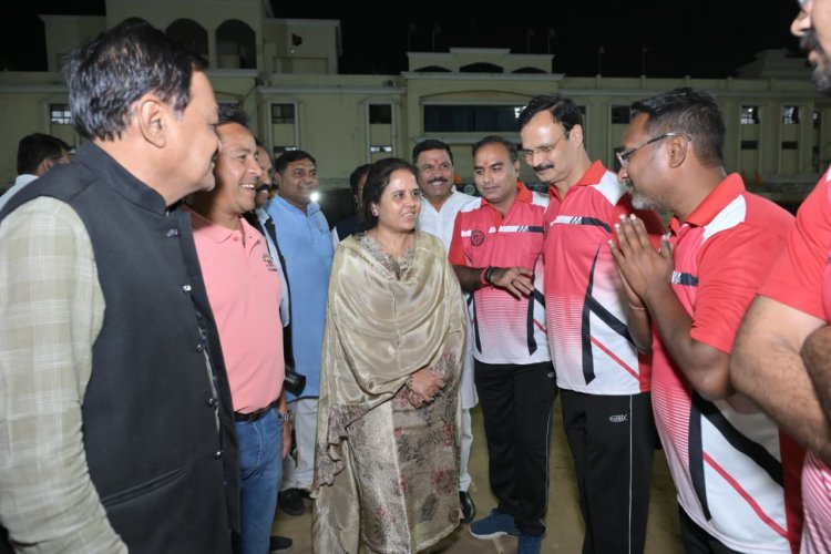 महापौर मीनल चौबे ने बल्लेबाजी कर रायपुर नगर निगम मेयर कप क्रिकेट स्पर्धा का किया शुभारम्भ