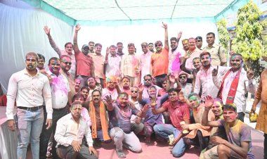 कार्यकर्ताओं और नगरवासियों के साथ होली के रंग में रंगे कैबिनेट मंत्री  लखन लाल देवांगन