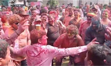 पुलिस लाइन में जमकर खेली गई होली, फिल्मी गानों पर SSP अनुराग आर्य सहित मस्ती में डूबे पुलिसकर्मी