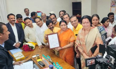 रिटर्निंग ऑफिसर मनीष शर्मा ने लक्ष्मी वर्मा को दिया प्रमाण पत्र